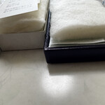 薄氷本舗 五郎丸屋 - 蓋を開けると、真綿が空気を含み膨らんだきます