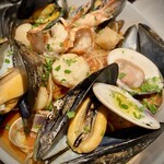 303 ネロ - 少し辛味のついた魚介盛り盛りのペスカドーラ