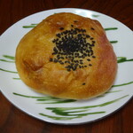 ベーカリー＆サンドイッチカフェ アラタマ - 天然酵母の生地のつぶあんぱん