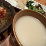 炭火焼肉　仁 - 二東マッコリ 400円。