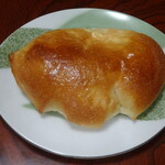 ベーカリー＆サンドイッチカフェ アラタマ - 料理写真:歩荷さんのなめらかクリームパン