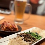 炭火焼肉　仁 - キムチ 500円、ナムル盛り合わせ 900円。
