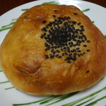 ベーカリー＆サンドイッチカフェ アラタマ - 天然酵母の生地のつぶあんぱん