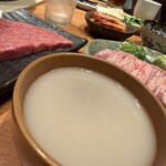 炭火焼肉　仁 - 黒豆マッコリ 400円。