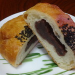 ベーカリー＆サンドイッチカフェ アラタマ - 天然酵母の生地のつぶあんぱん