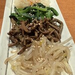 炭火焼肉　仁 - ナムル盛り合わせ 900円。