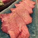 炭火焼肉　仁 - 究極‼黒毛和牛タン 3,000円。