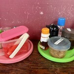 魁龍 - カウンターの紅しょうがと調味料