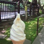 中庭カフェ - 純金ソフトクリーム(1)