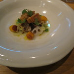 ラ・ボンヌターブル - キャベツと蓮根のブレゼ、打木赤皮甘栗カボチャの焼きニョッキ、香ばしく焼いた手羽先と砂肝のコンフィ、絞ったレモン、かたばみの葉2