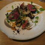 ラ・ボンヌターブル - 香ばしく焼いた黒毛和牛、ごぼうとそのピュレ、焼き舞茸、イチジク、黒オリーブ、ルッコラ2