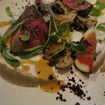 ラ・ボンヌターブル - 香ばしく焼いた黒毛和牛、ごぼうとそのピュレ、焼き舞茸、イチジク、黒オリーブ、ルッコラ1