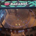 The Union Bar & Lounge - カウンターに映るシャンデリア