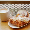 スターバックス - 料理写真:TL Latte (£ 3.95)、Almond Croissant (£ 2.70)、Cinnamori Bun (£ 3.10)