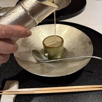 らん亭～ 美日庵 - 型にゴマソースを流し込み……