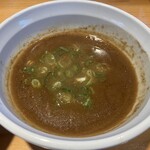 麺や句來夢 - 濃厚煮干つけ麺(並)\980 つけ汁接写