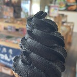 下仁田こんにゃく観光センター - 蒟蒻ソフト（ブラックチョコレート）アップ