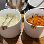 カレー専門店 白銀亭  イトゥビル店 - 玉ねぎの酢漬けと福神漬け