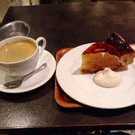 Brasserie Lecrin CAFE SPACE - アップルパイとホットコーヒー