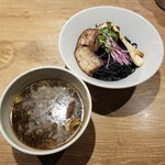 R+ 隠れ家すぎるラーメン屋 - 山椒東京ブラックXつけそば（2025年5月）