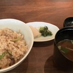 けやき坂 - 〆のガーリックライス　島ラッキョウが入るのが沖縄コースゆえ　赤だしも三つ葉とじゅんさいで手抜かりなし