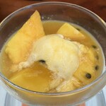 けやき坂 - アイスを添えて　パッションフルーツのソースで　席を替えてラウンジでいただきます