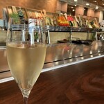 けやき坂 - ワンドリンク付きのコースなのでシャンパンを　奥に彩り豊かな野菜がディスプレイされるカウンターです