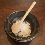 けやき坂 - 肉には塩で（または何もつけずに）いただきました　サーロインの脂の甘み　テンダーロインの柔らかさと旨味　どちらにもぴったりでした