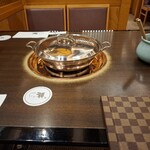 しゃぶ禅 - テーブル席のしゃぶしゃぶ用の鍋です。