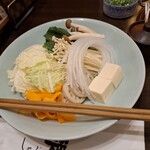 しゃぶ禅 - 野菜です。豆腐や白菜、人参、えのき、しめじ、蓮根などバラエティーに富んでいます。