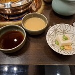 しゃぶ禅 - 胡麻豆腐風のお通しと、ポン酢ならびに胡麻だれです。