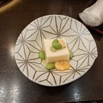 しゃぶ禅 - お通しです。胡麻豆腐風の味わいでした。