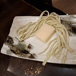 しゃぶ禅 - 〆の餅と、うどんの調理前の様子です。