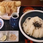 讃岐うどん 蔵之介 - 讃岐ぶっかけうどん（700円）＋讃岐天（半熟卵・ちくわ・かしわ）（250円※ランチタイムは天ぷら200円引き）