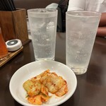 函館麺屋 ゆうみん - レモンサワー、ツキだし