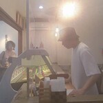 ジェラテリア バッカーノ - ショーケースと店員さん