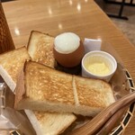 山水水出珈琲 - バターはゆるく溶かしてある。卵は完全な温泉卵。トーストはふわふわ