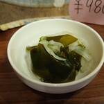 中華そば 東光 - オーダー後にお通し的なもの、この日は酢の物を出してくださいました。