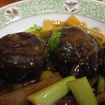 中華そば 東光 - 厚みあり食感ありありなシイタケは５個。他の野菜とともに醤油系あんかけをまとわされながらのこの色合いがよき。