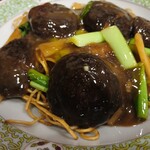 中華そば 東光 - 食べたのはコチラのシイタケヤキソバ。だってシイタケの厚みが気になってさあ....