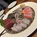 あわい - 手前から時計回りで ヒラメ(エンガワ付き)、カツオ、シメサバ、太刀魚(炙り)、金目鯛