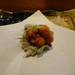 天ぷら 小泉 - 菊の葉てんぷらにウニ
