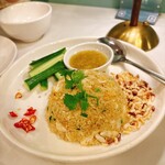 Hoa Tuc - Cơm chiên cua với sốt ớt tỏi xanh（カニ炒飯 青唐辛子とにんにくソース添え）