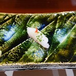 鮨匠 のむら - スジアラ(鹿児島県開聞岳沖産)、芽葱&梅肉載せ