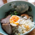 L’Atelier de Stand Banh Mi - 汁なし混ぜ米麺「フーティウコー」、スープ付きで税込み1,650円。