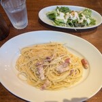 イル・バロッコ - こんがりベーコンのカルボナーラ(サラダ付き)