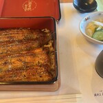 鰻割烹 伊豆栄 本店 - 酢の物の後に待ってました！メインのうな重！お重を開けた瞬間に立ち込める香ばしい香りに目がハートになりました❤︎