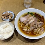 手打 親鶏中華そば 綾川 - 親鳥中華そばの中太麺、親鳥4枚、鶏かわ、小ライス