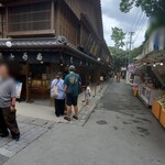 赤福 - 新しいせいか、本店よりは列が短い