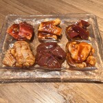 焼肉 ぞっちゃん - ホルモン盛り¥1650(味噌味)　左上段→ はらみすじ、こりこり、はつ
                                左下段→しまちょう、レバー、まるちょう